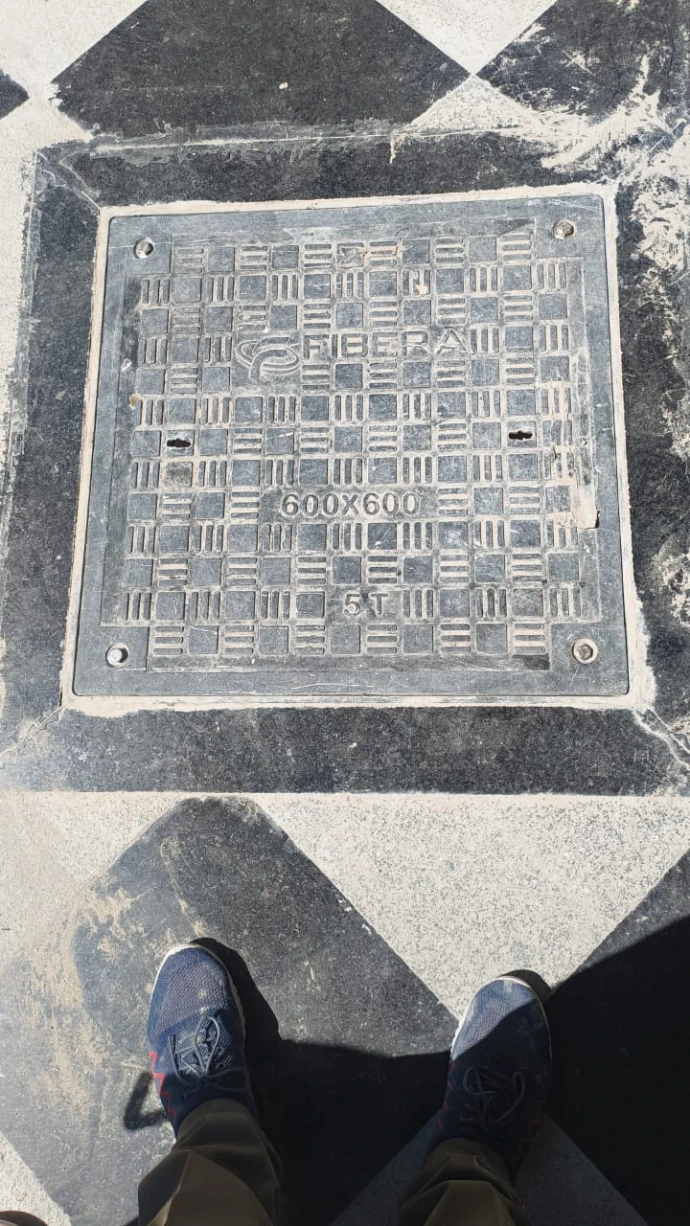 Heavy-duty square FRP tank cover with reinforced composite frame